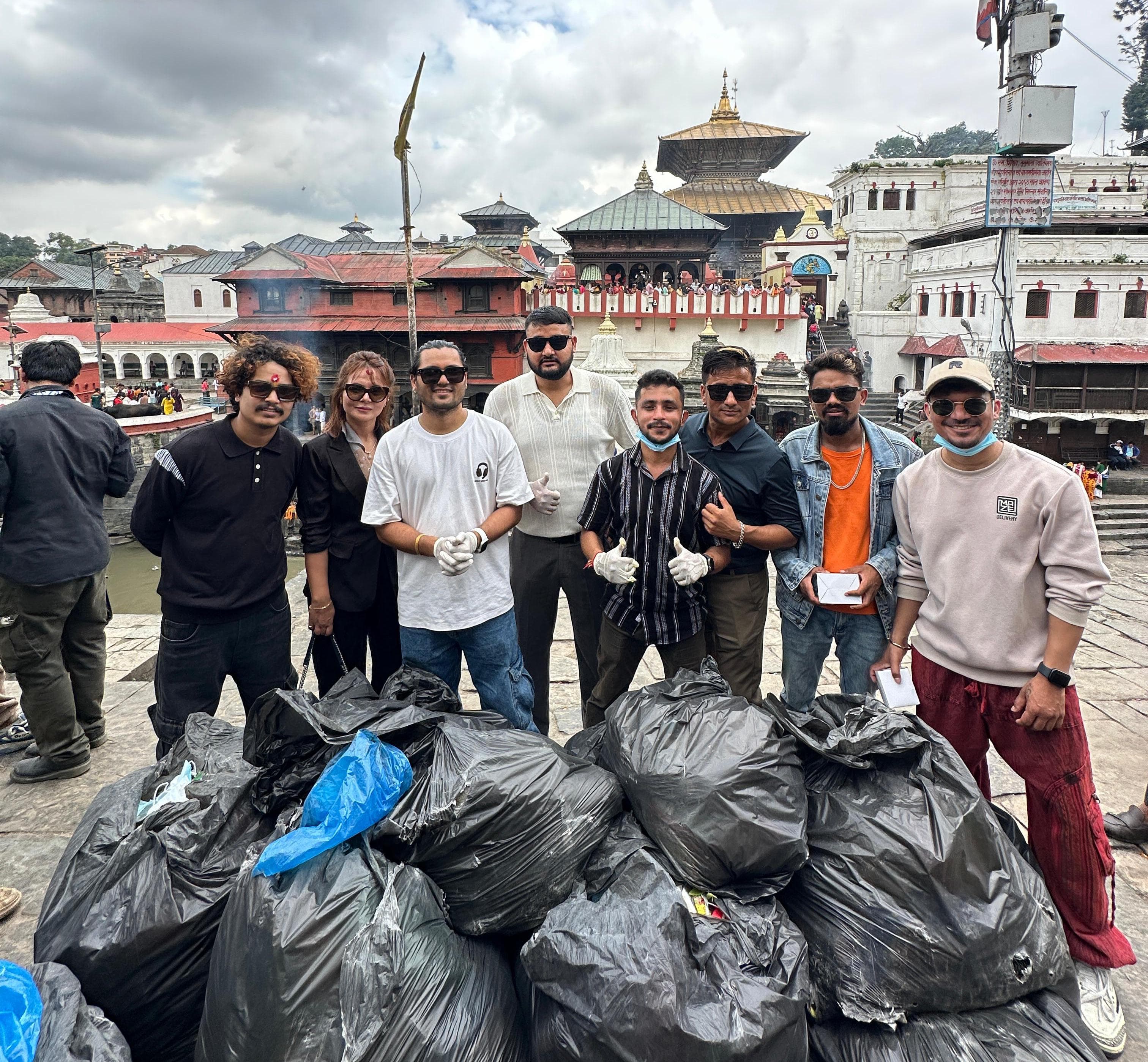 पशुपतिनाथमा कलाकर्मीले गरे सरसफाइ
